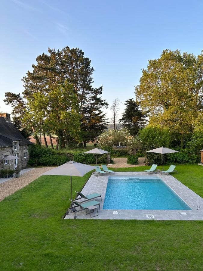 Manoir Du Vau D Arz Gites Et Chambres D Hotes Avec Piscine Malansac Esterno foto