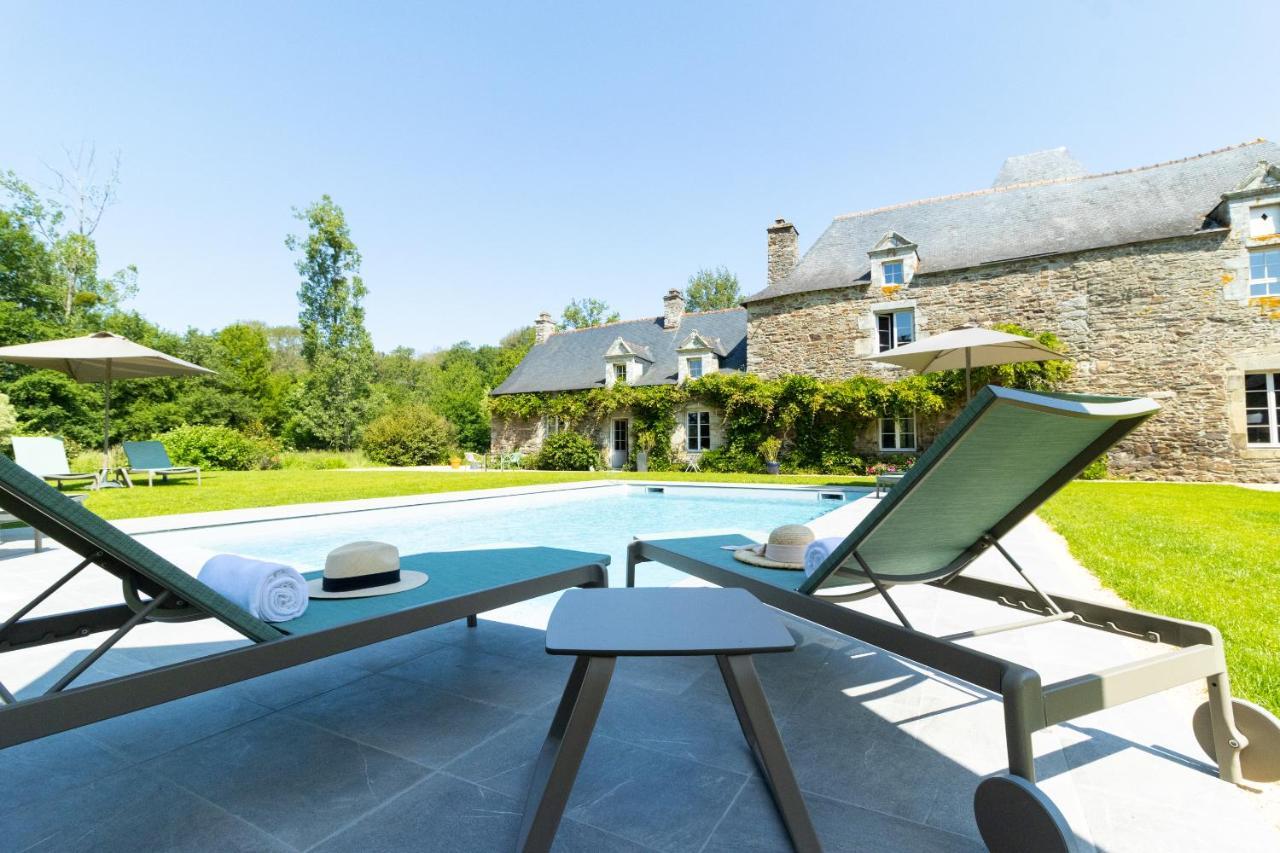 Manoir Du Vau D Arz Gites Et Chambres D Hotes Avec Piscine Malansac Esterno foto