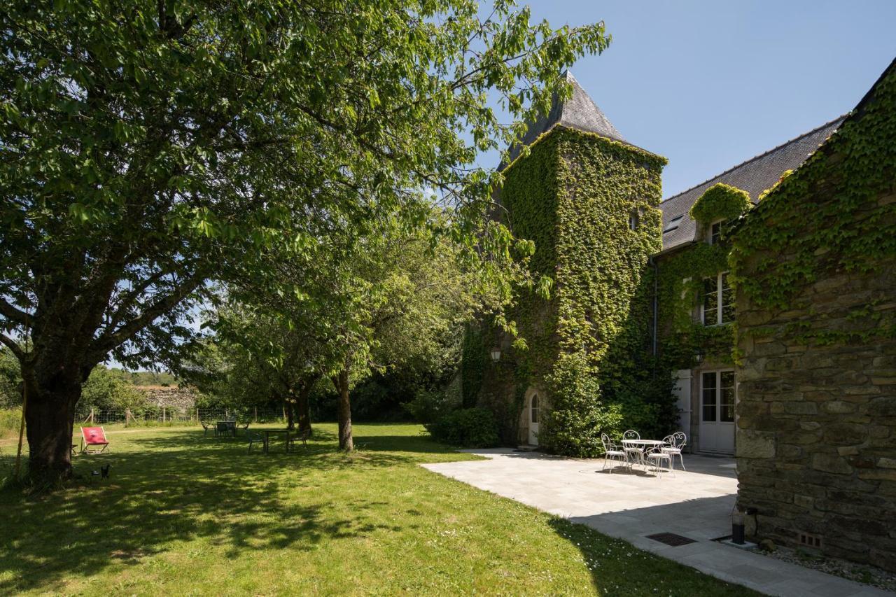 Manoir Du Vau D Arz Gites Et Chambres D Hotes Avec Piscine Malansac Esterno foto